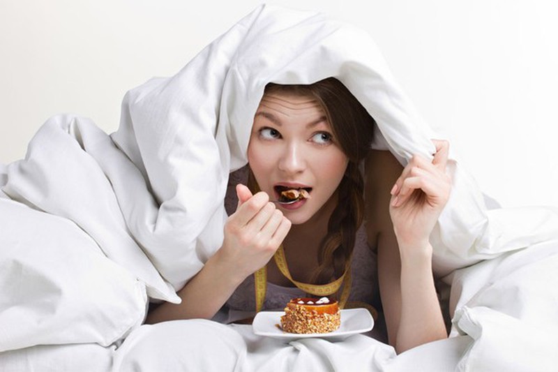 Tranh cãi xung quanh việc ăn trước khi ngủ