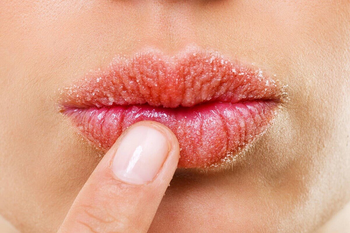 Vì sao môi bị thâm? Môi hồng tự nhiên giúp bạn gái điều gì?