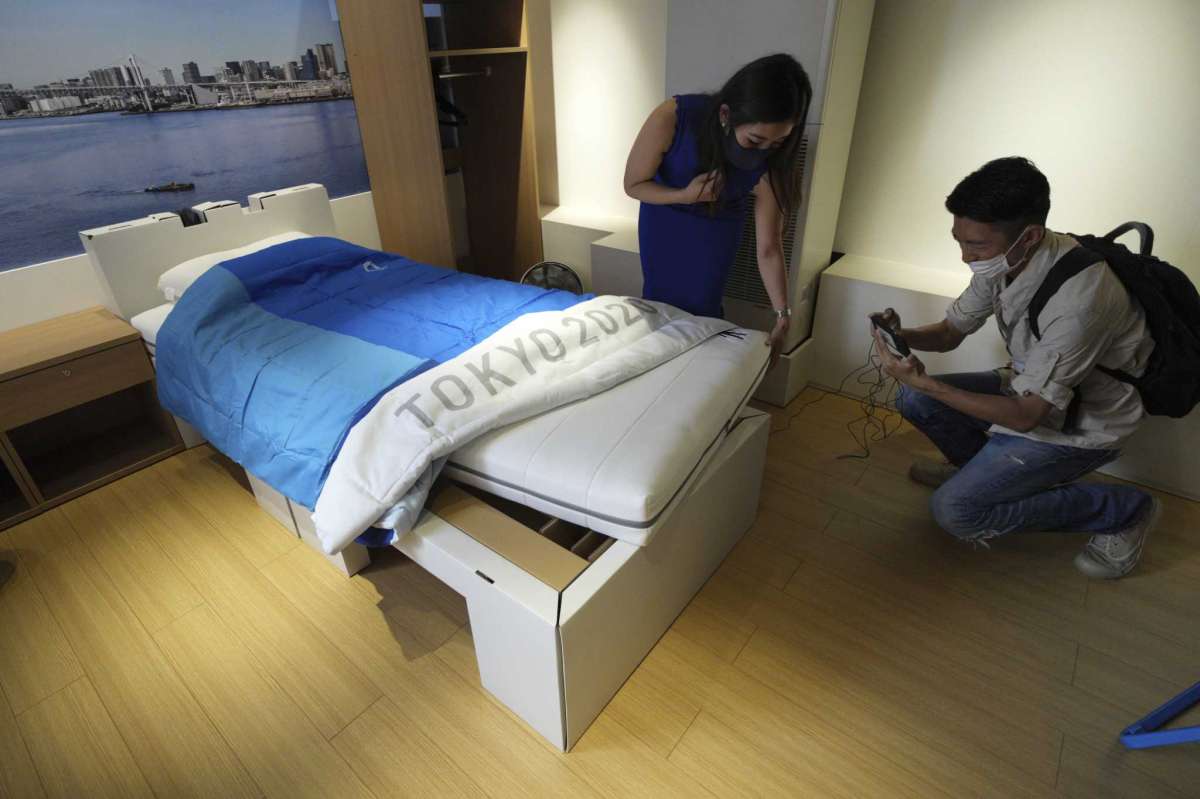 Nhật Bản lắp giường giấy ngăn vận động viên Olympic 'mây mưa'