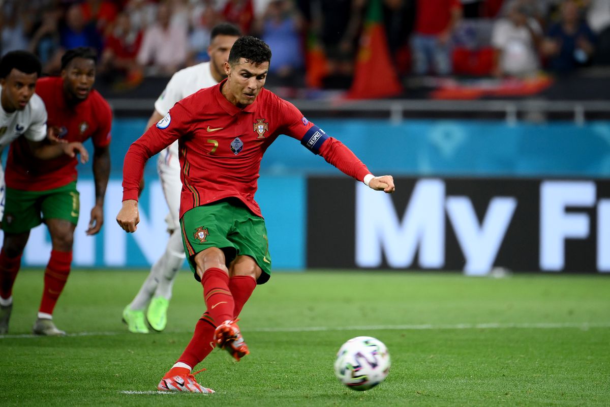 Ronaldo chính thức cân bằng kỷ lục ghi bàn của huyền thoại Ali Daei